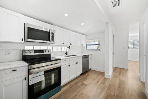 Villa ou maison à vendre à Miami, Floride: 2 chambres, 61.13 m2 № 1952324 - photo 3