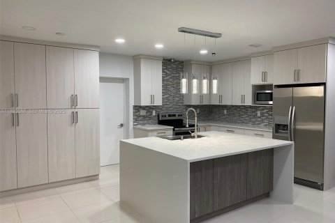 Casa en alquiler en Miami Gardens, Florida, 3 dormitorios, 230.12 m2 № 1993707 - foto 12