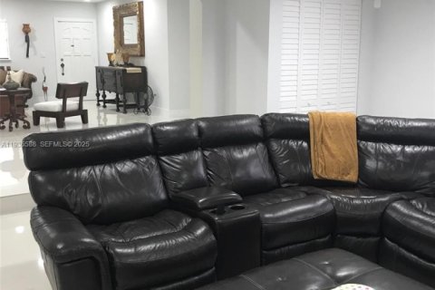 Casa en alquiler en Miami Gardens, Florida, 3 dormitorios, 230.12 m2 № 1993707 - foto 8