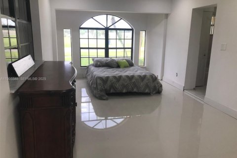 Casa en alquiler en Miami Gardens, Florida, 3 dormitorios, 230.12 m2 № 1993707 - foto 13