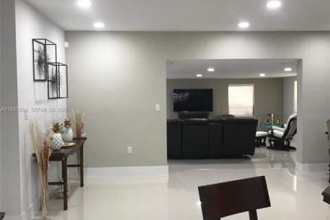 Casa en alquiler en Miami Gardens, Florida, 3 dormitorios, 230.12 m2 № 1993707 - foto 11