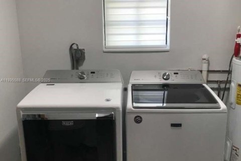 Casa en alquiler en Miami Gardens, Florida, 3 dormitorios, 230.12 m2 № 1993707 - foto 21