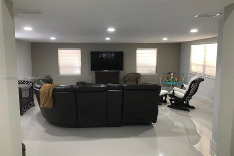 Casa en alquiler en Miami Gardens, Florida, 3 dormitorios, 230.12 m2 № 1993707 - foto 9