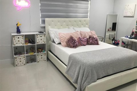 Casa en alquiler en Miami Gardens, Florida, 3 dormitorios, 230.12 m2 № 1993707 - foto 18