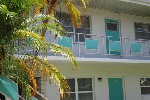 Condo in Saint Petersburg, Florida, 2 bedrooms  № 1798294 - photo 1
