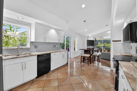 House in Boynton Beach, Florida 3 bedrooms, 223.99 sq.m. № 2172476 - photo 9