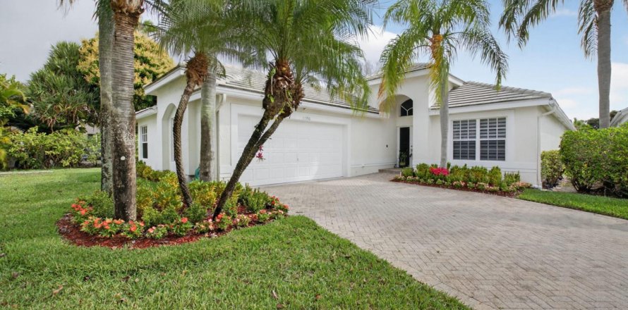 House in Boynton Beach, Florida 3 bedrooms, 223.99 sq.m. № 2172476