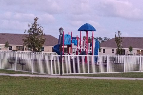 Casa en venta en St. Lucie, Florida, 4 dormitorios, 150.78 m2 № 2066829 - foto 10