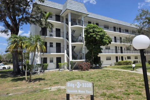 Condo in Lauderhill, Florida, 2 bedrooms  № 2004964 - photo 2