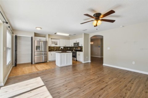House in Gibsonton, Florida 4 bedrooms, 190.45 sq.m. № 1847092 - photo 16