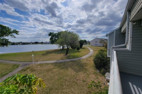 Condo in Oakland Park, Florida, 2 bedrooms  № 1713401 - photo 21