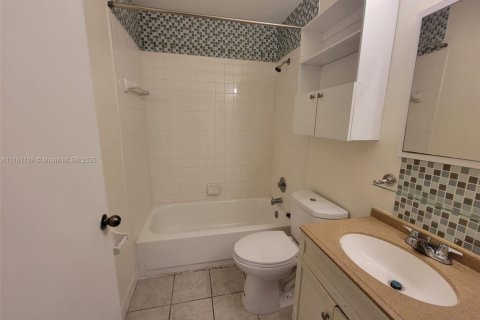 Condo in Oakland Park, Florida, 2 bedrooms  № 1713401 - photo 11