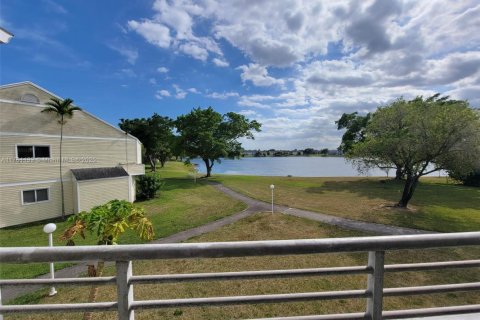 Condo in Oakland Park, Florida, 2 bedrooms  № 1713401 - photo 18
