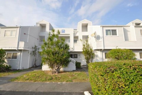 Condo in Oakland Park, Florida, 2 bedrooms  № 1713401 - photo 1