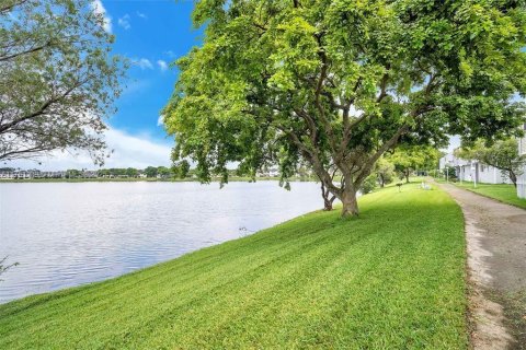 Condo in Oakland Park, Florida, 2 bedrooms  № 1713401 - photo 27