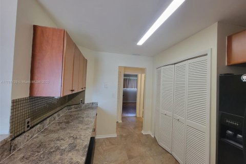 Condo in Oakland Park, Florida, 2 bedrooms  № 1713401 - photo 7