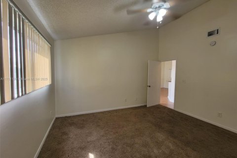Condo in Oakland Park, Florida, 2 bedrooms  № 1713401 - photo 12