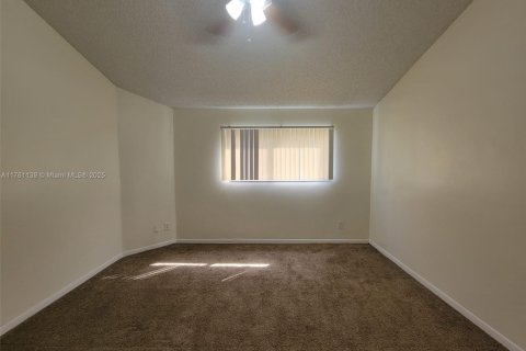 Condo in Oakland Park, Florida, 2 bedrooms  № 1713401 - photo 14