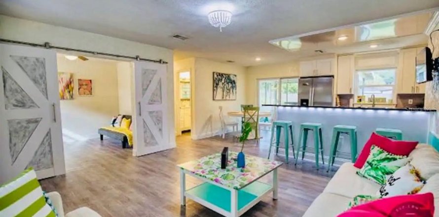 House in Sarasota, Florida 3 bedrooms, 112.23 sq.m. № 2155190