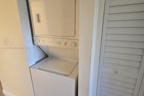 Condominio en alquiler en Miami, Florida, 2 dormitorios, 95.69 m2 № 2031877 - foto 15