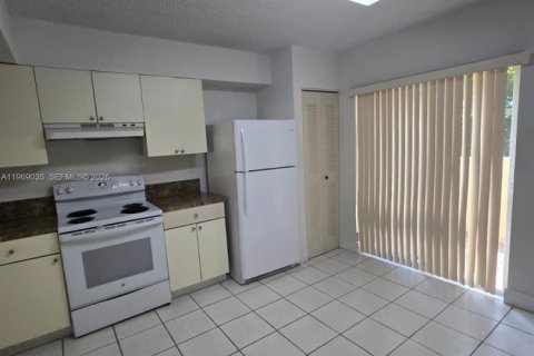 Condominio en alquiler en Miami, Florida, 2 dormitorios, 95.69 m2 № 2031877 - foto 3