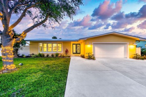 House in St. Lucie, Florida 3 bedrooms, 200.02 sq.m. № 2069109