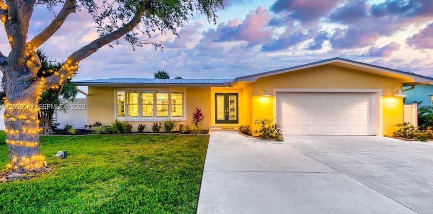 House in St. Lucie, Florida 3 bedrooms, 200.02 sq.m. № 2069109