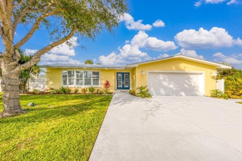 House in St. Lucie, Florida 3 bedrooms, 200.02 sq.m. № 2069109 - photo 2