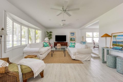 House in St. Lucie, Florida 3 bedrooms, 200.02 sq.m. № 2069109 - photo 6