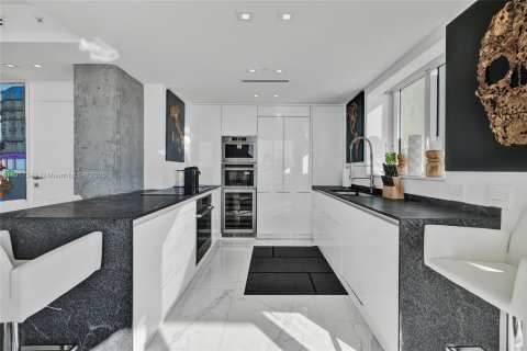 Condo in Miami Beach, Florida, 2 bedrooms  № 2082575 - photo 10