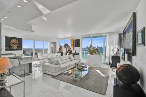 Condo in Miami Beach, Florida, 2 bedrooms  № 2082575 - photo 2