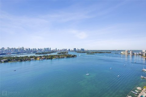 Condo in Miami Beach, Florida, 2 bedrooms  № 2082575 - photo 23