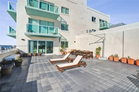 Condo in Miami Beach, Florida, 2 bedrooms  № 2082575 - photo 17