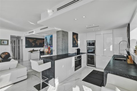Condo in Miami Beach, Florida, 2 bedrooms  № 2082575 - photo 11