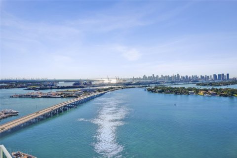 Condo in Miami Beach, Florida, 2 bedrooms  № 2082575 - photo 25