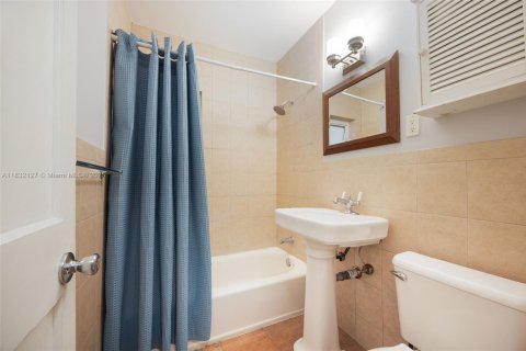 House in Miami, Florida 2 bedrooms, 123.28 sq.m. № 1940638 - photo 11