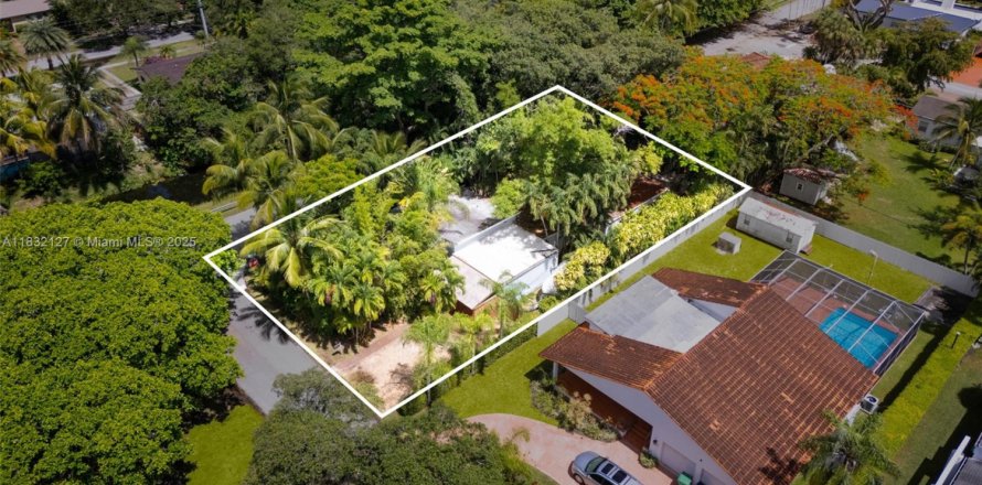 House in Miami, Florida 2 bedrooms, 123.28 sq.m. № 1940638