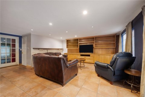 House in Miami, Florida 2 bedrooms, 123.28 sq.m. № 1940638 - photo 5