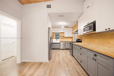 House in Miami, Florida 2 bedrooms, 123.28 sq.m. № 1940638 - photo 6