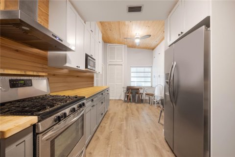 House in Miami, Florida 2 bedrooms, 123.28 sq.m. № 1940638 - photo 7