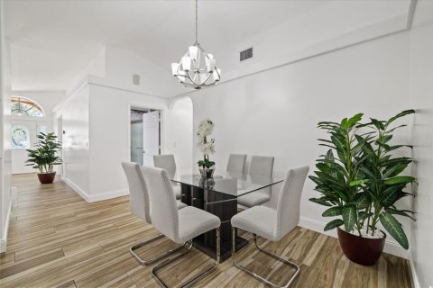 House in Tampa, Florida 4 bedrooms, 261.98 sq.m. № 2416814 - photo 16