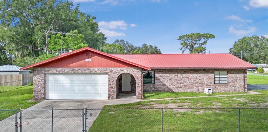 House in Lake Panasoffkee, Florida 2 bedrooms, 135.92 sq.m. № 1810546