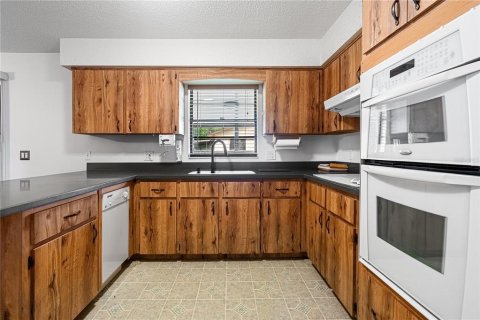 House in Lake Panasoffkee, Florida 2 bedrooms, 135.92 sq.m. № 1810546 - photo 12