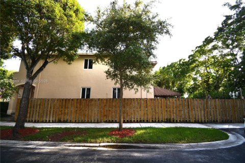Villa ou maison à louer à Doral, Floride: 4 chambres, 195.56 m2 № 2393059 - photo 3