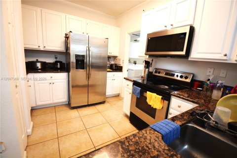 Villa ou maison à louer à Doral, Floride: 4 chambres, 195.56 m2 № 2393059 - photo 15