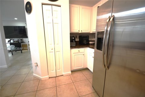 Villa ou maison à louer à Doral, Floride: 4 chambres, 195.56 m2 № 2393059 - photo 16