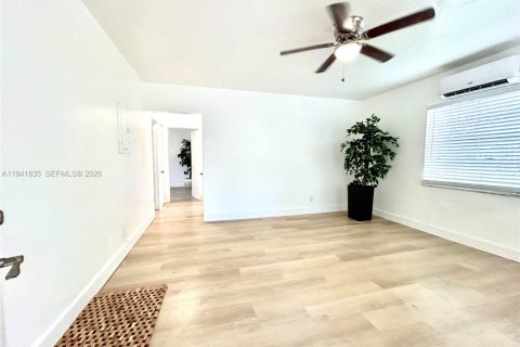 Casa en alquiler en Miami, Florida, 2 dormitorios, 133.78 m2 № 2054860 - foto 2