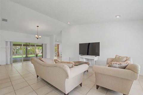 Снять в аренду виллу или дом в Катлер-Бей, Флорида 4 спальни, 188.68м2, № 2045221 - фото 2