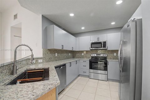 Снять в аренду виллу или дом в Катлер-Бей, Флорида 4 спальни, 188.68м2, № 2045221 - фото 5