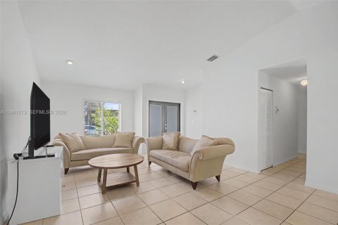 Снять в аренду виллу или дом в Катлер-Бей, Флорида 4 спальни, 188.68м2, № 2045221 - фото 3